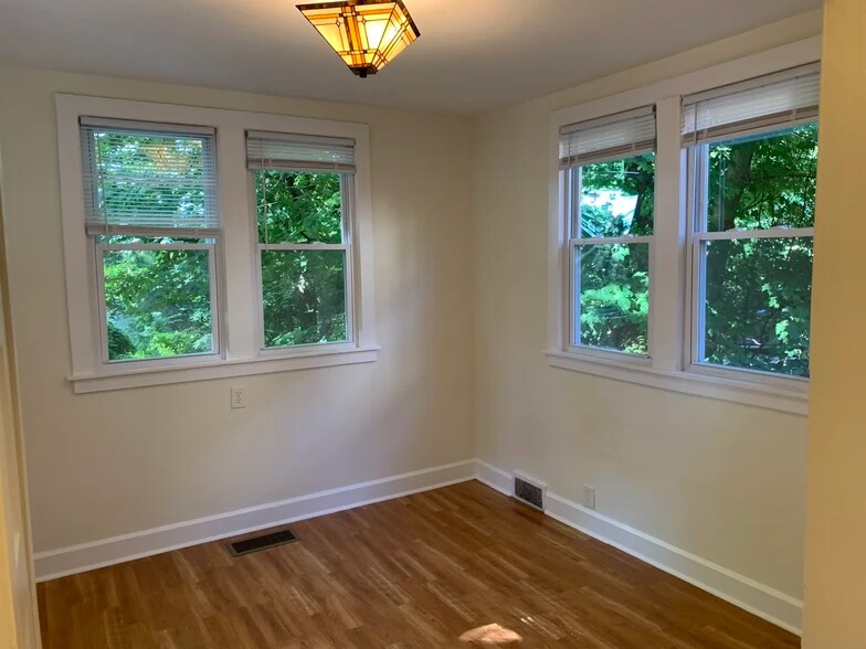 Building Photo - 430 E 2nd St