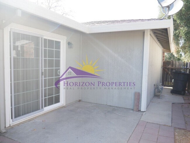 Building Photo - 5566-5568 Hillsdale Blvd