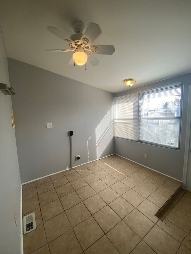 Building Photo - Two Bed/1Bath House