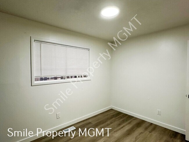 Building Photo - Comfortable Southeast Portland Living with Private Fenced Yards
