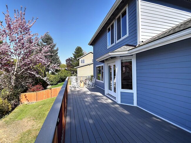 Building Photo - Welcome Home! This beautiful and spacious home