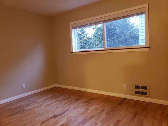 Building Photo - Fremont - Small Building - 1BR Top Floor C...