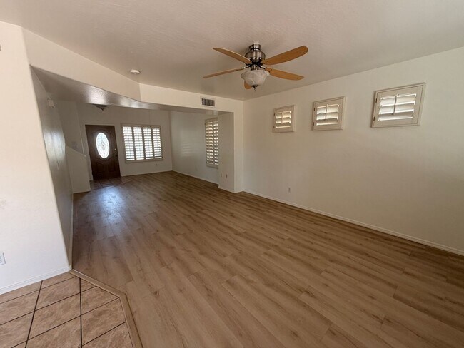 Building Photo - 1338 E 10th Pl