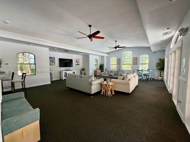 Building Photo - 3 bedroom, 3 bath Luxury Living Along the ...