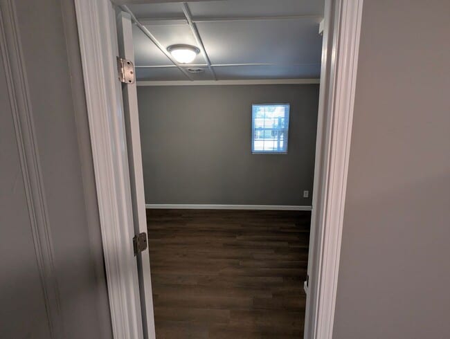 Building Photo - Out of the way 3 Bedroom