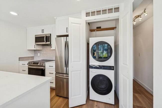Building Photo - 2 bedroom in Seattle WA 98199