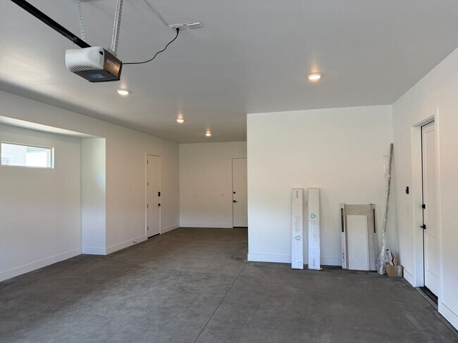 Building Photo - 1197 Sassaby Cir