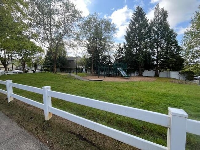 Building Photo - $500 Off first full month!!  3 Bedroom 2.5...