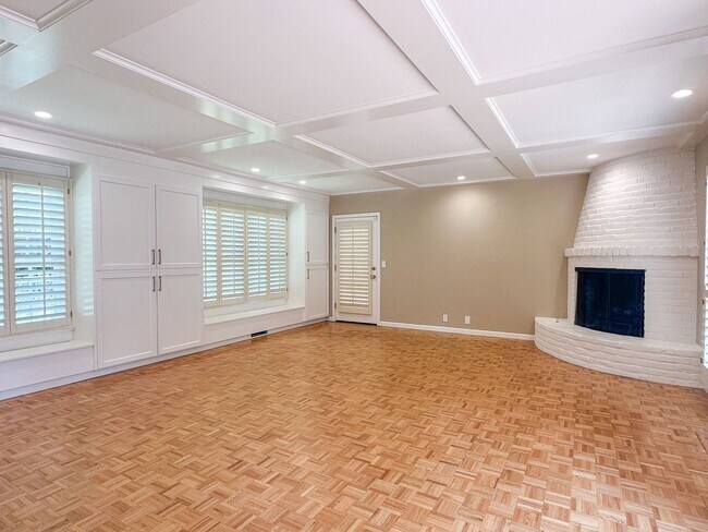 Building Photo - Exceptional Executive Estate With Pool and Tennis Court