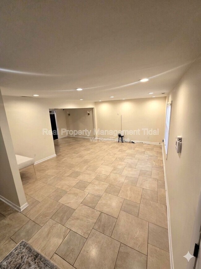 Building Photo - 1072 Level Green Blvd