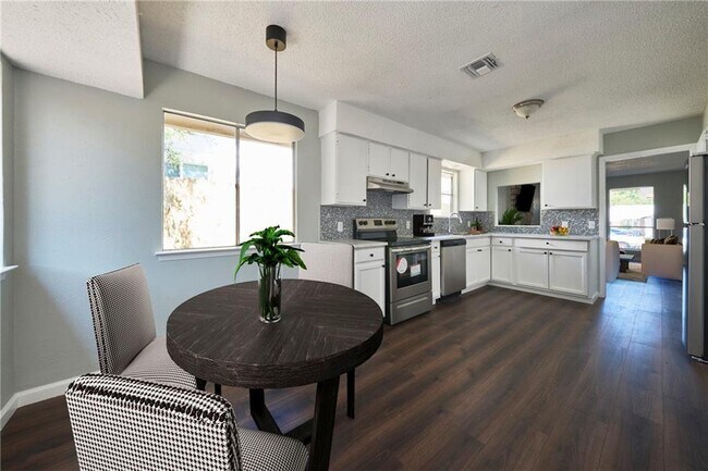 Building Photo - 902 Fieldwood Dr