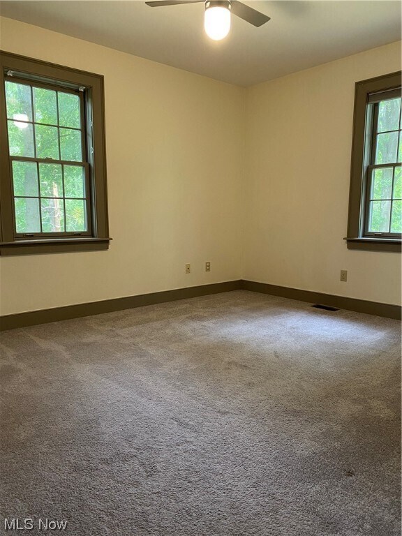 Building Photo - 10 Maple Ln