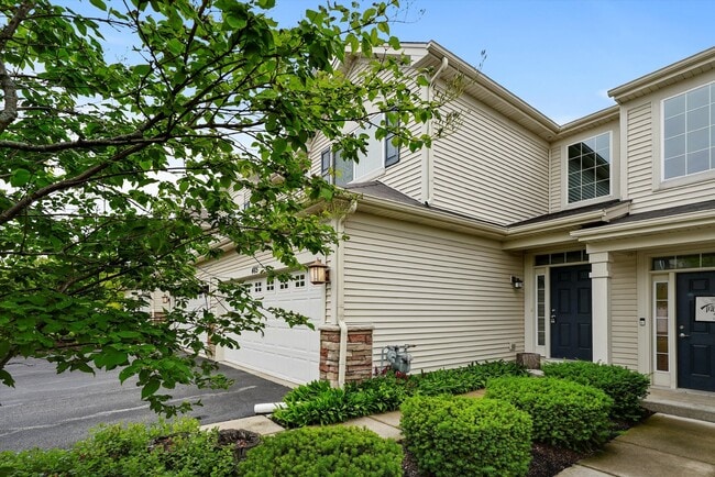 Building Photo - 2-bed/2.5-bath Townhouse in Round Lake