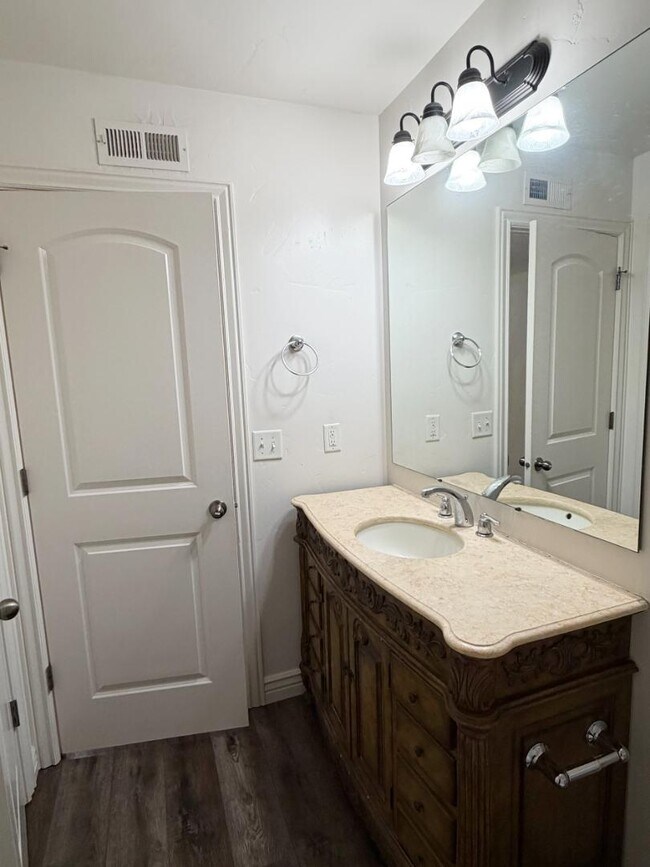 Building Photo - 496 S 2150 W