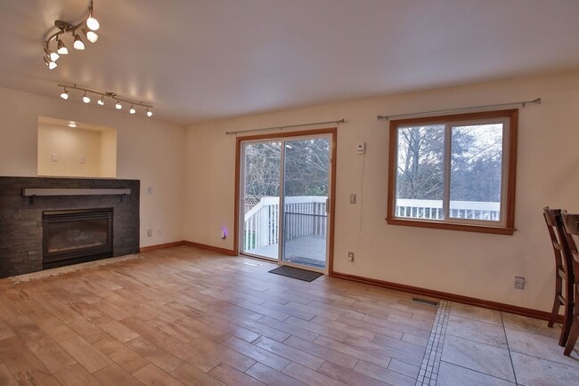 Building Photo - Lovley Home in Oak Harbor and Pet Friendly!