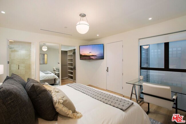 Building Photo - 508 N Sweetzer Ave