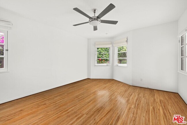 Building Photo - 879 Fiske St