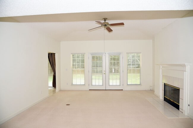 Building Photo - 4 bedroom in Parkwood Estates!