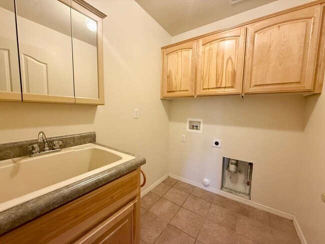 Building Photo - Beautiful 4-Bedroom Home in Desirable Pres...