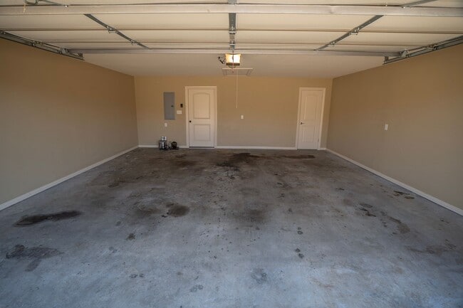 Building Photo - Spacious 3 Bedroom, 2 Bathroom home!