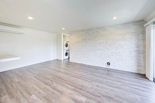 Building Photo - 1662 Hollenbeck Ave