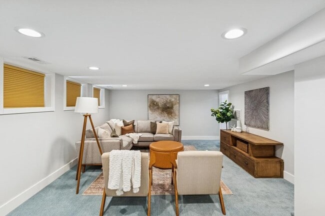 Building Photo - 1041 Yale Ave S