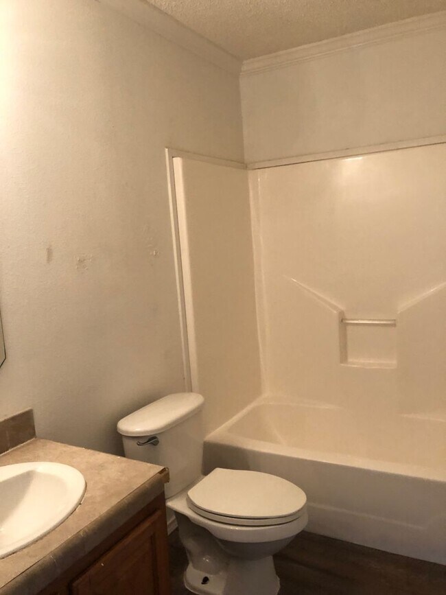Building Photo - 115 Varsity Dr