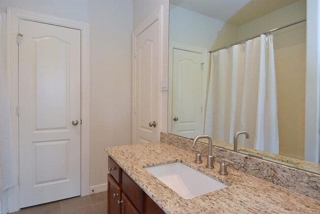 Building Photo - One-of-a-Kind Townhome in Desirable Midtown!