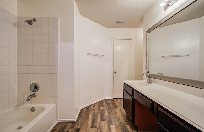 Building Photo - 2650 Daryns Landing Dr