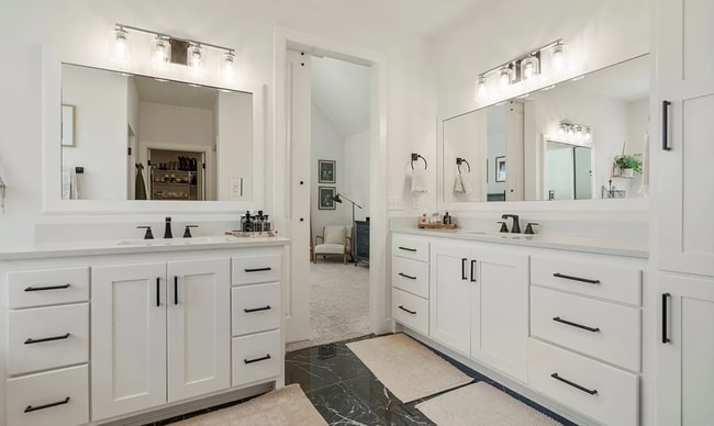 Building Photo - Gorgeous 4 bedroom & 4 Bath Luxury Home in...