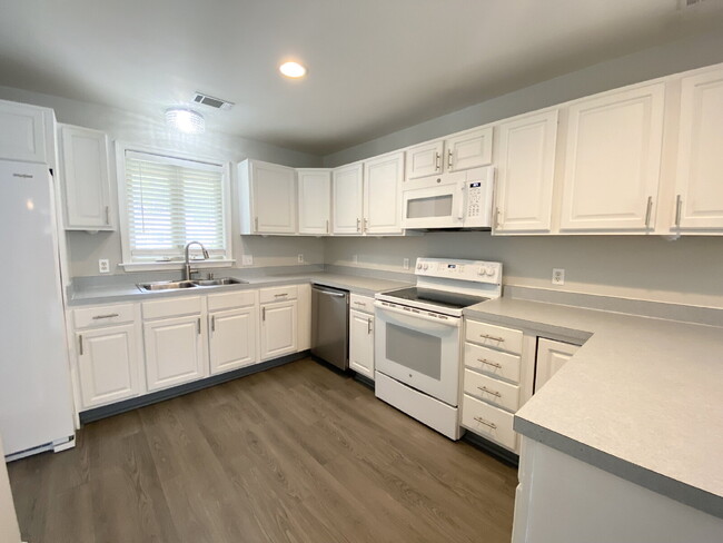 Building Photo - Spacious Townhome located on Hilton Head I...