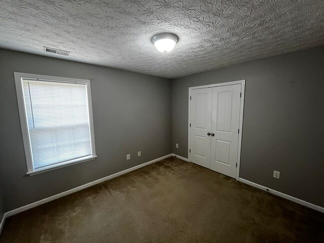 Building Photo - Modern Amenities. Urban Location. Sophisti...