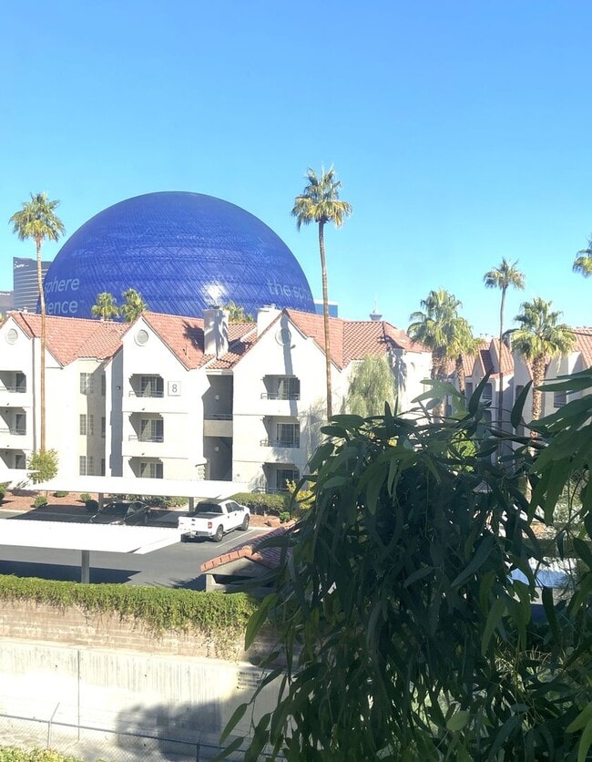 Building Photo - Amazing 2 bedroom furnished condo 1 block ...