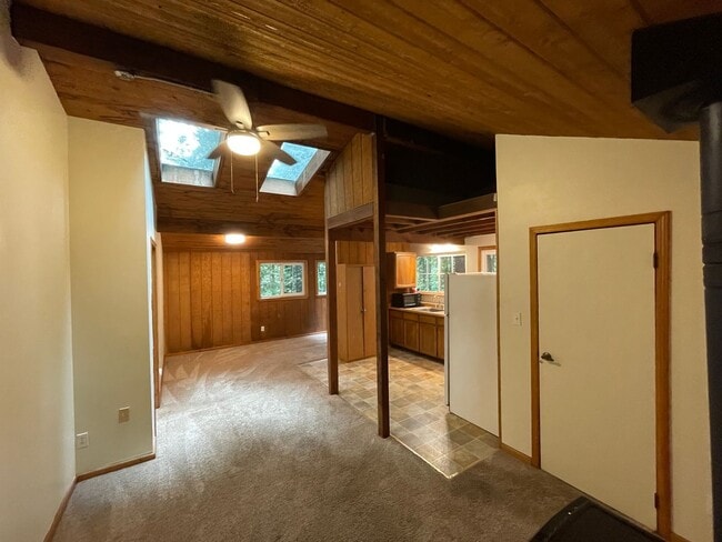 Building Photo - One bedroom Private Hilltop home washer, d...
