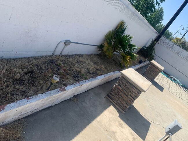 Building Photo - 3-bedrooms 2-bathrooms House for rent in Covina