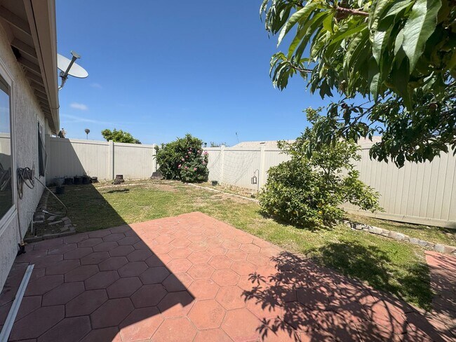 Building Photo - Move in Special-Mira Mesa three bedroom home with yard!