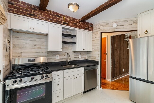 Building Photo - Stunningly Renovated 4 Bedroom 1 Bathroom ...