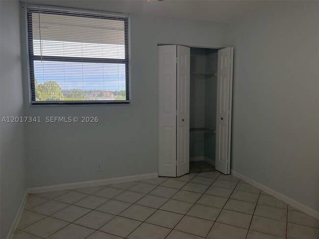 Building Photo - 117 Lake Emerald Dr