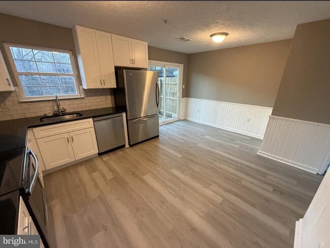 Building Photo - 30 Sycamore Dr