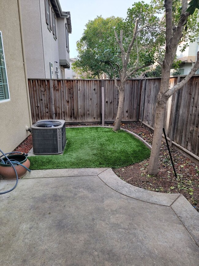 Building Photo - Cozy Courtyard 3 bedroom 2 bath home