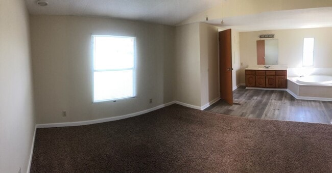 Building Photo - 3 BDR / 2BA in Private Community