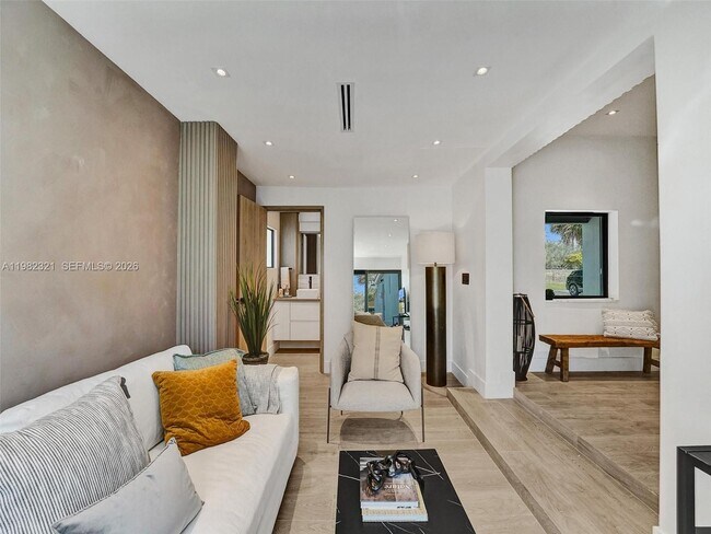 Building Photo - 2066 NE 174th St