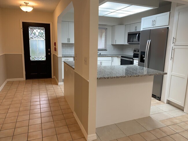 Building Photo - 25 Plainview Dr