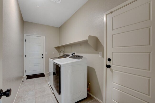 Building Photo - Don't miss this Top Notch 4 Bedroom, Beaut...