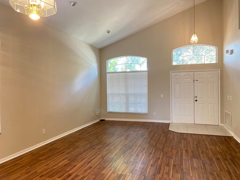 Building Photo - 1408 Holly Glen Run