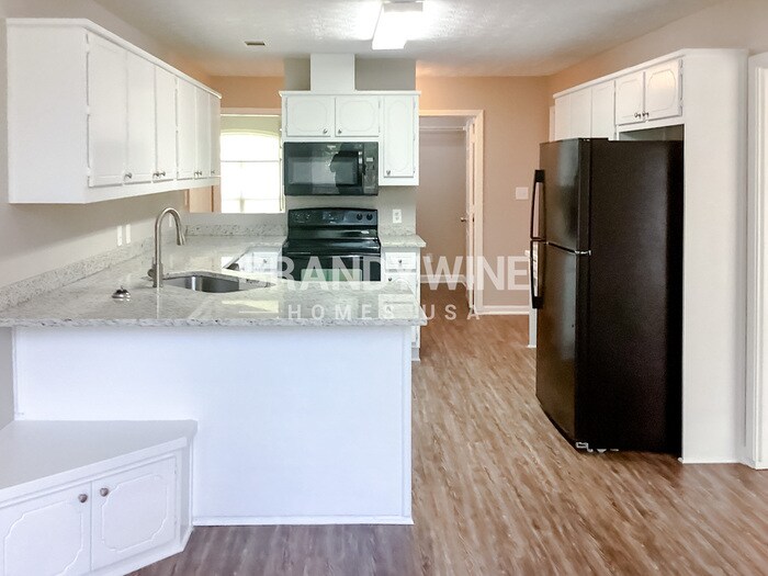 Building Photo - 657 McKenzie Cir