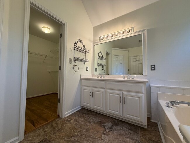 Building Photo - Beautiful Pet-Friendly, 3 Bedroom, 2 Bath House in Bogart, Georgia on 1-acre lot