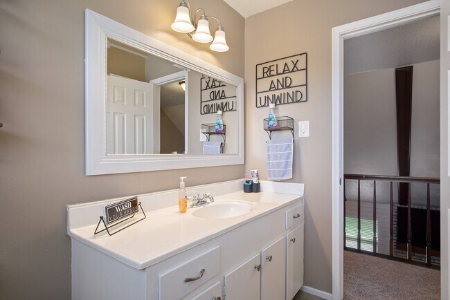 Building Photo - 706 Yale Ln