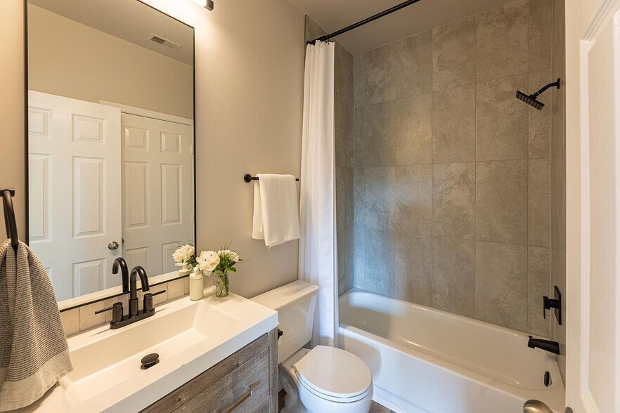 Full Bathroom 2 - 14301 Rosy Ln