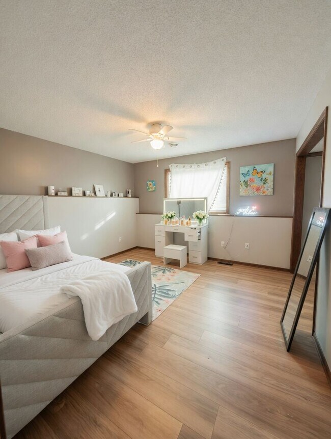 Building Photo - Awesome 4Bed 3Bath Home in Watertown!